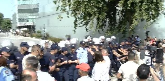 Përplasje para Kuvendit, efektivët shtyhen me protestuesit! FNSH