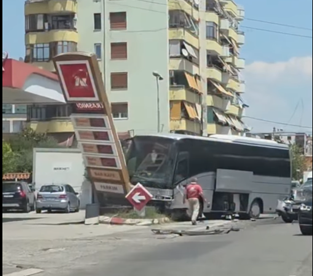 Elbasan, autobusi p&euml;rplaset me tabel&euml;n e karburantit