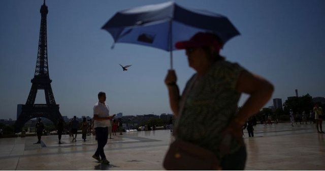 Pothuajse e gjithë Franca në zonën e kuqe dhe portokalli,