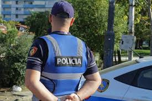 Vrau nj&euml; polic, plagosi kolegun e tij r&euml;nd&euml;/ Profili i err&euml;t