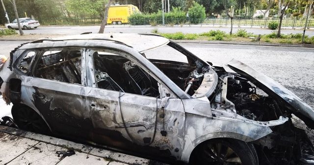  Makina përfshihet nga flakët, shkrumbohet plotësisht