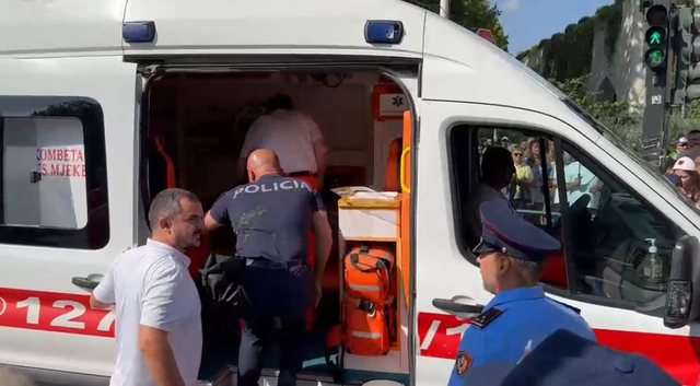 Protestuesit hedhin vez&euml; n&euml; drejtim t&euml; policis&euml;,