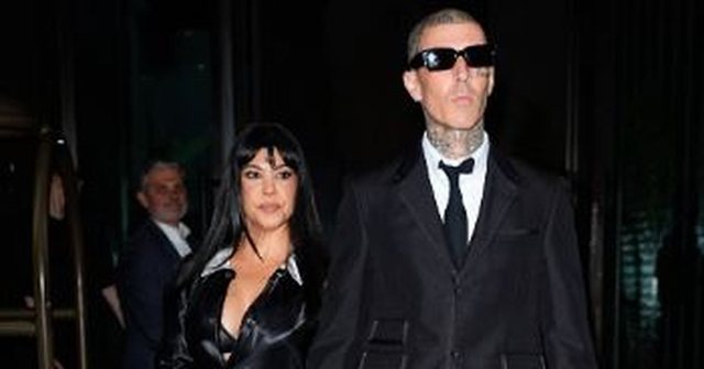 Kourtney Kardashian dhe Travis Barker rikthehen në tapetin e kuq pas dy