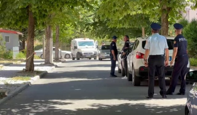 U paraqit në spital me thikën ende në qafë, identifikohen i