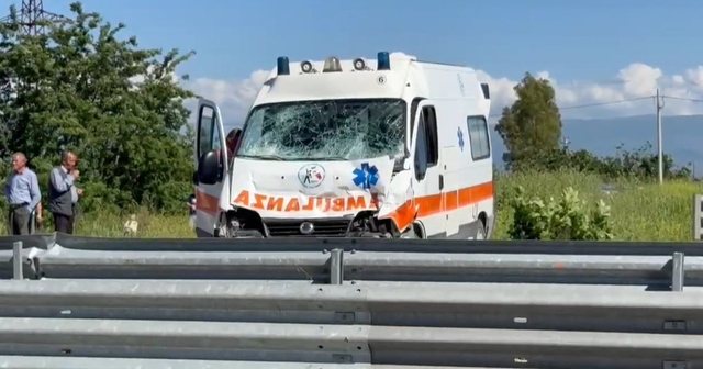 Kamioni u përplaset me ambulancën në aksin Fier-Lushnjë/