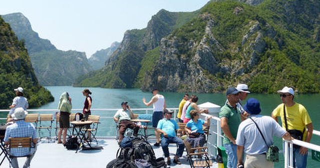 Turizmi me rritje të dobët dhe në Prill, hyrjet e të huajve