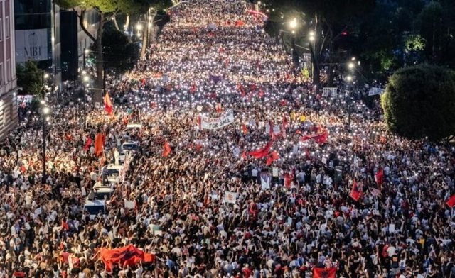 Mbi 120 akademikë shqiptarë mbështesin protestat: Vendi ka