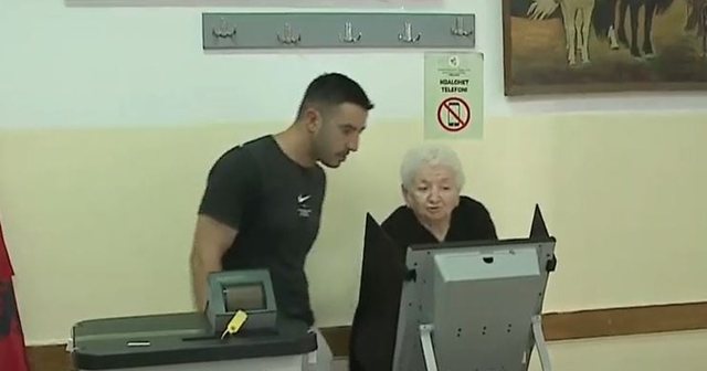 90-vjeçarja has vështirësi gjatë procesit të votimit,