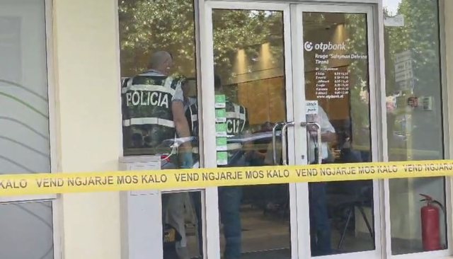 Grabitja e &ldquo;OTP Bank&rdquo;, autori mori parat&euml; dhe u largua drejt