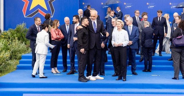 FOTOLAJM/ Rama publikon pamjet nga Samiti i Komunitetit Politik i mbajtur