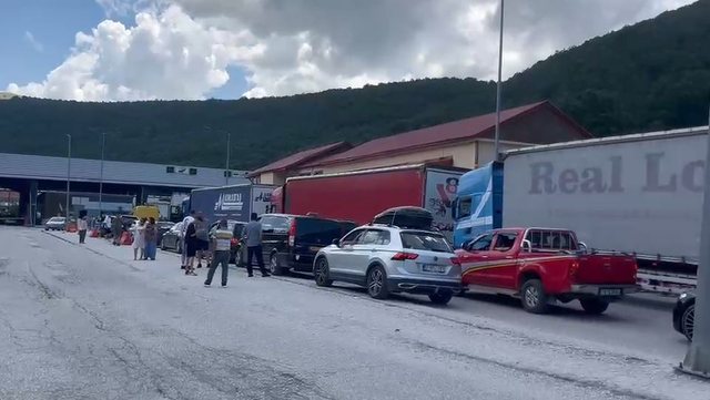 Bie sistemi i doganës greke, radhë dhe pritje deri në 3 orë