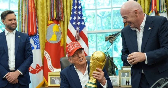 Trump përgëzon FIFA-n për anulimin e kartonit të kuq të