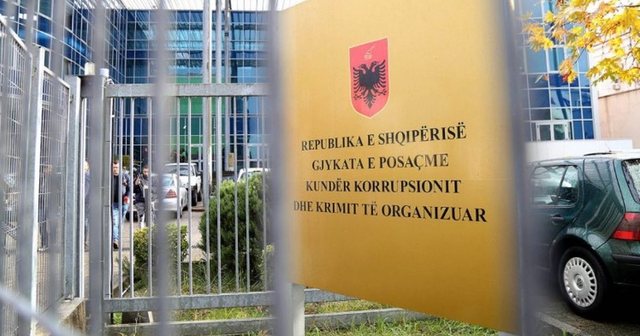 Mungesa e avokat&euml;ve shtyn seanc&euml;n p&euml;r Veliajn, gjykata pezullon