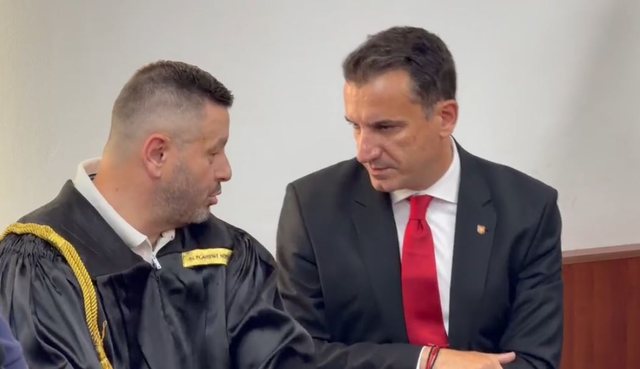 Administrativja rr&euml;zon padin&euml; e Veliajt p&euml;r prokurorin Ols Dado,