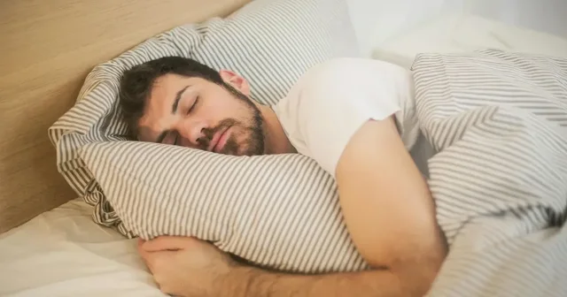 "Pse disa njerëz flejnë pak orë gjumë dhe janë