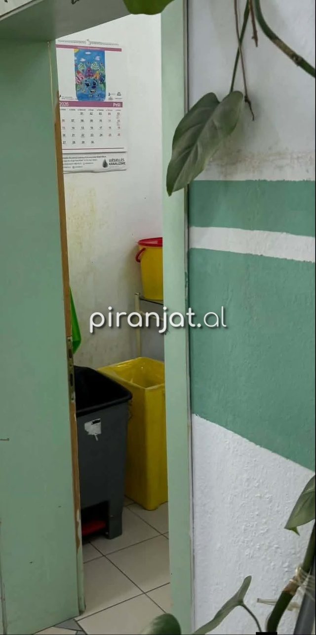 VIDEO/ Pamje skandaloze nga Spitali i Korçës! Mure me