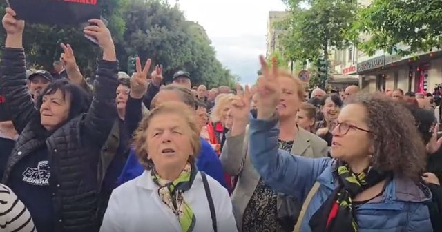 PAMJE nga protesta e opozitës/ Qytetarët: Edi Rama o hajdut votat tona
