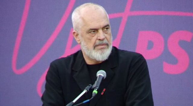 Rama sulmon protestuesit: Çeta kinse shqiponjash si të