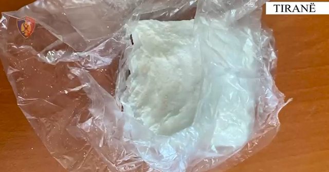 Kapet me doza kokaine në automjet, arrestohet 38-vjeçari