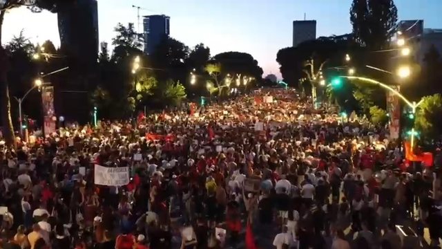 &ldquo;Revolucion, Revolucion&rdquo;/ Protestuesit &lsquo;pushtojn&euml;&rsquo;
