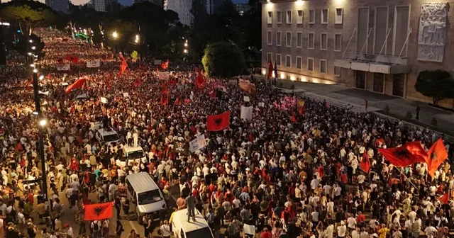 Al Jazeera: Protestuesit kërkojnë dorëheqjen e kryeministrit
