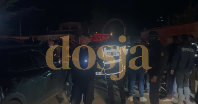 Pretendon se po shpërndante para/ Xhelal Mziu bllokon makinën e