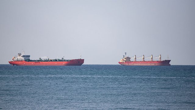 Ukraina godet tankerin rus n&euml; Detin e Zi, sulmohen edhe ura strategjike