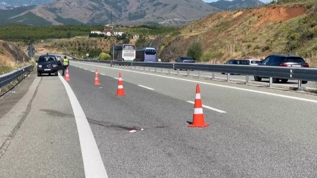 U përplas nga makina sapo zbriti nga autobusi, humb jetën në