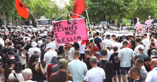 Protesta para Parlamentit,&nbsp;shoq&euml;rohet nj&euml; qytetar te
