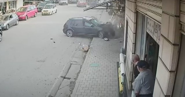 VIDEO/ Pamjet e rënda të aksidentit në Peshkopi.