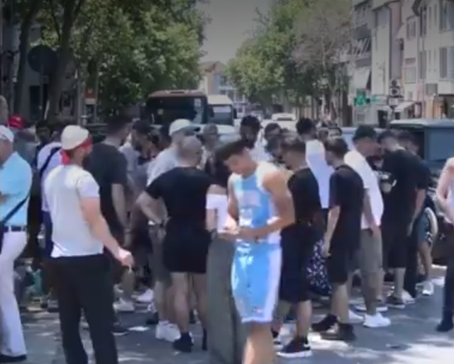 Tensionet jashtë Kuvendit, 18 të shoqëruar, protestuesit mblidhen