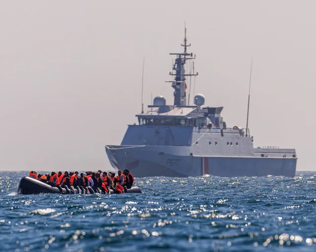 Britania dhe Franca forcojnë marrëveshjen për emigrantët,