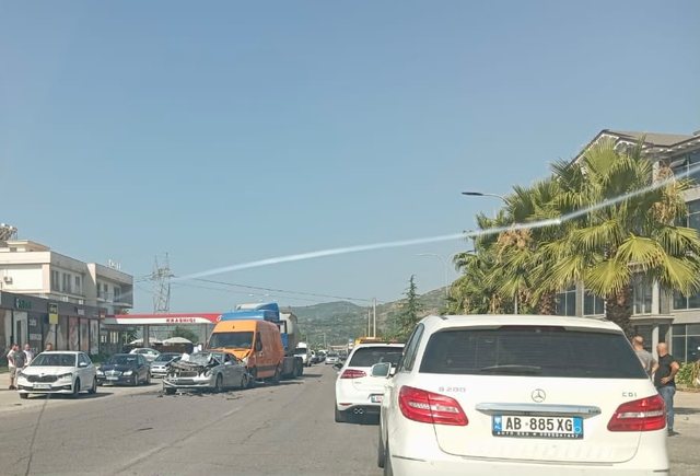 Aksident n&euml; hyrje t&euml; Elbasanit, p&euml;rplasen 4 automjete, raportohet