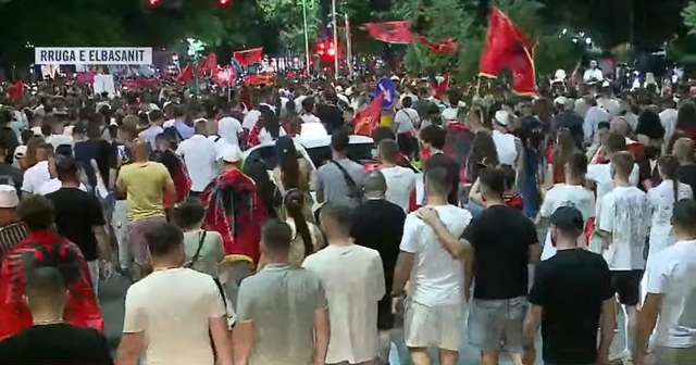 Vijon marshimi masiv rrug&euml;ve t&euml; Tiran&euml;s: Shqip&euml;ria e