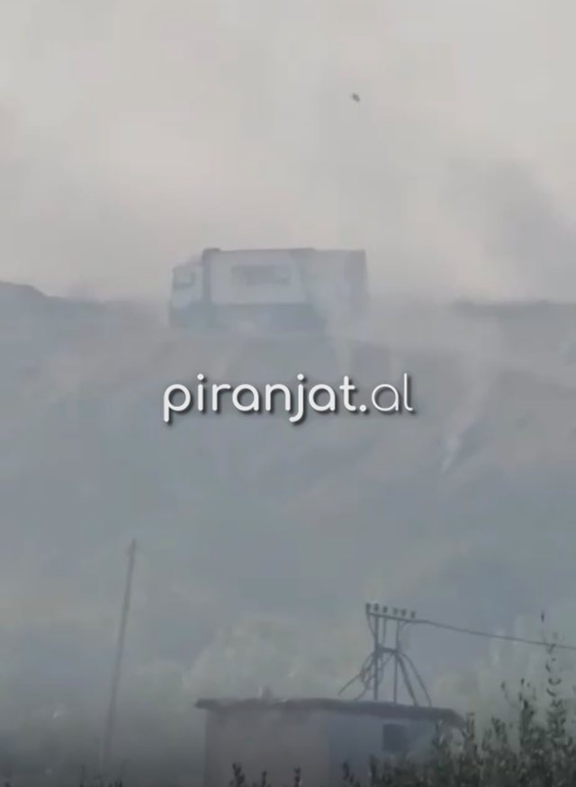 Skandal në Fushë-Krujë! Landfilli digjet, por kamionët