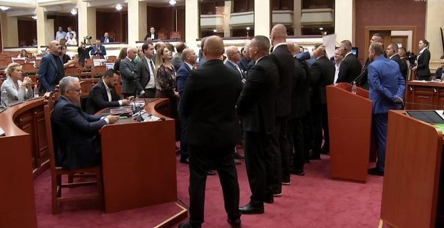 Opozita bllokon foltoren e Kuvendit, Peleshi e nd&euml;rpret seanc&euml;n