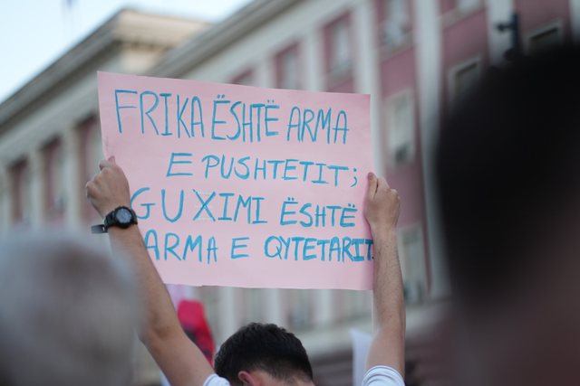 Protestuesit akuzojn&euml; policin&euml; p&euml;r &ldquo;taktika