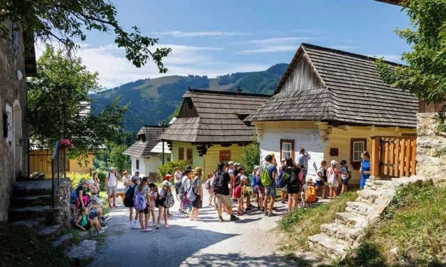 Paradoksi i turizmit/ Fshati i UNESCO-s me vetëm 17 banorë kërkon