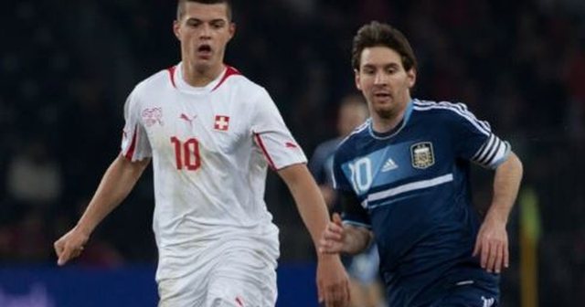Xhaka përballë Messit në betejën e madhe të