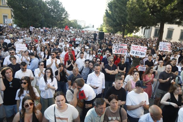 Mij&euml;ra qytetar&euml; protestuan dje, sot s&euml;rish do t&euml; mblidhen