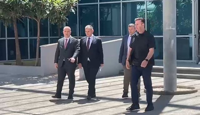 Kryepolici Skënder Hita shkon në GJKKO, takohet me Erion Banin