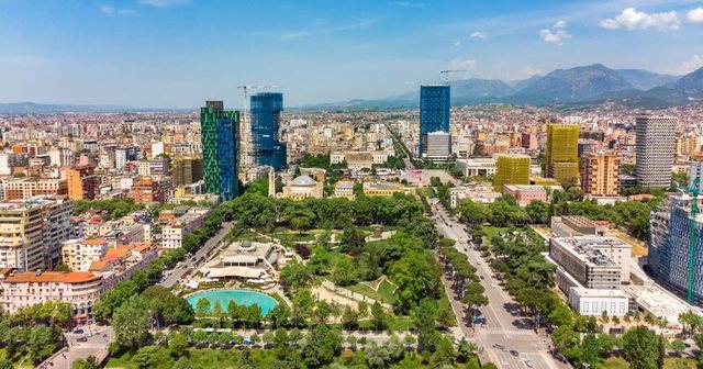 Raporti i KE-së: Ekonomia e Shqipërisë pritet të