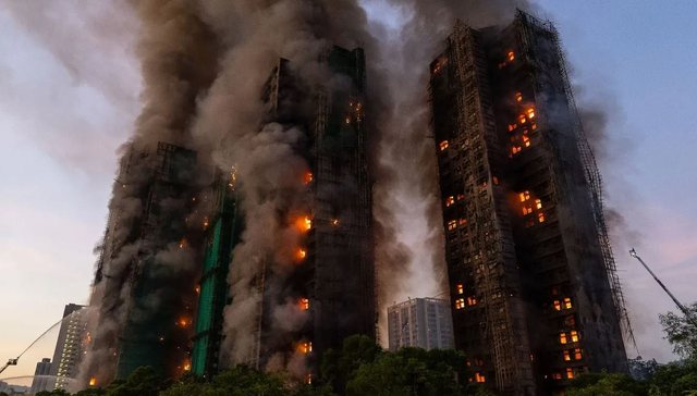 Zjarri ku humbën jetën 168 persona në Hong Kong, ngrihen akuza