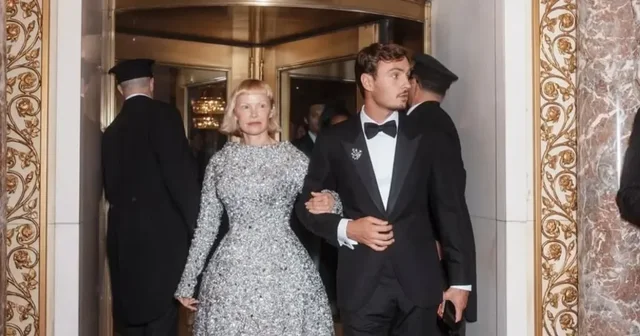 Met Gala 2025/ Pamela Anderson u shfaq në event e shoqëruar nga djali