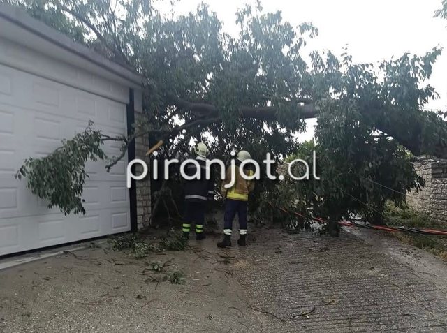 FOTO-LAJM/ Rrufet&euml; shkaktojn&euml; zjarr n&euml; Dropull. Moti i keq
