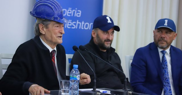 Berisha shfaqet me kokoren e minatorit në Bulqizë: Do miratojmë