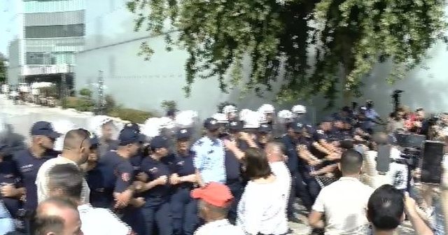 P&euml;rshkall&euml;zohet situata para Parlamentit/ Protestuesit heqin kordonin