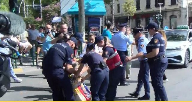 E moshuara tenton të bllokojë rrugën, policia e tërheq