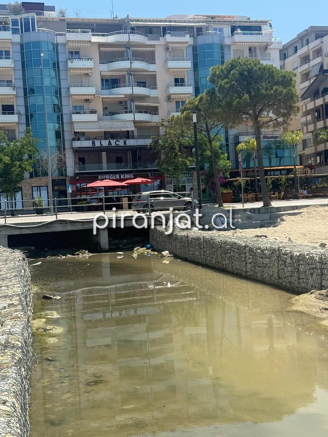Pamje skandaloze/ Në mes të Vlorës, ujërat e zeza derdhen