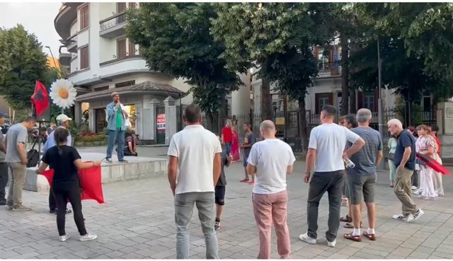 Kor&ccedil;a dhe Gjirokastra n&euml; protest&euml;, qytetar&euml;t dalin n&euml;